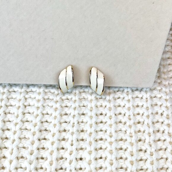 Vintage Earrings in White Ivory & Gold Tone Clip On 80s 70s - Picture 1 of 4